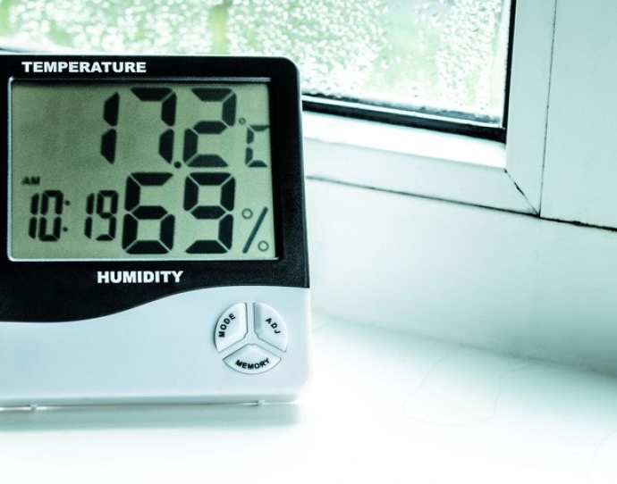 Un hygromètre mesure une humidité élevée dans la maison 