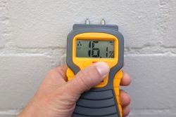 Un humidimètre destructif, parfaitement pour mesurer l'humidité dans des murs non finis 