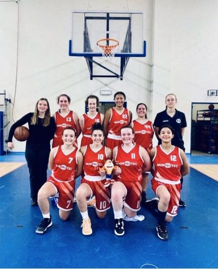 Groepsfoto: U16 meisjes ploeg bij Royal Nivelles Basketball