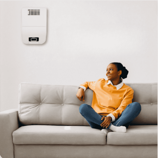 Une femme est assise en souriant dans le fauteuil et regarde un CTA.