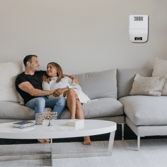 Un homme dans son canapé sous un système de traitement de l’air