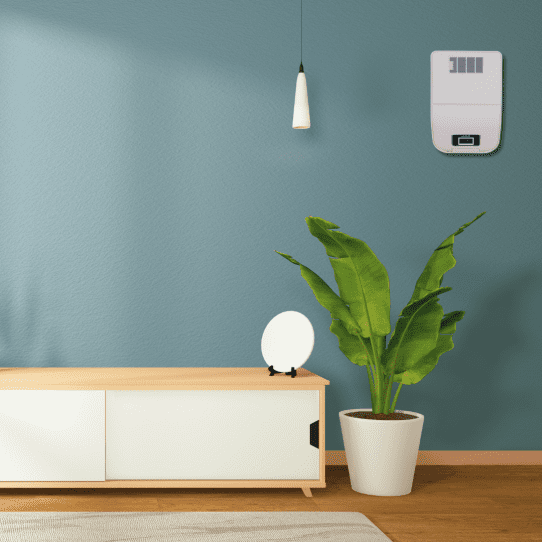 Een luchtbehandelingssysteem van Murprotec hangt aan de muur in de woonkamer.