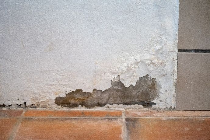 Mur avec la base de la peinture écaillée