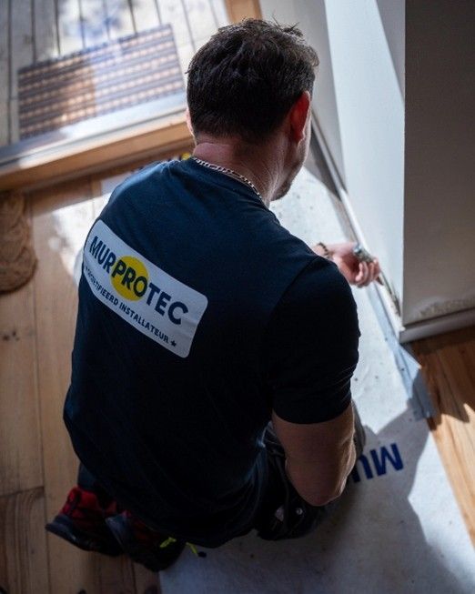 Murprotec technieker lost vocht in huis op 