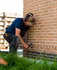 Een Murprotec Pro injecteert de muur tegen opstijgend vocht