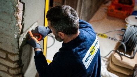 Een vochtexpert dicht de kelder af