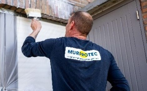 Een Murprotec Pro strijkt de gevel in met een vochtwerend middel