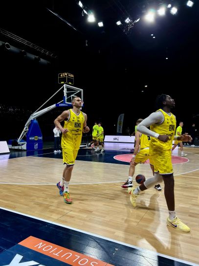 Spelers van Brussels Basketball aan het trainen 