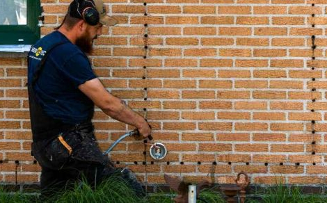 Iemand injecteert de muur