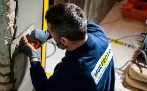 De kelder wordt afgedicht door een Murprotec-vochtexpert