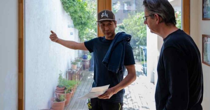 Een vochtexpert van Murprotec legt een vochtbestrijding uit aan een klant