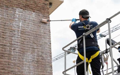 Een vochtexpert van Murprotec impregneert de gevel tegen doorslaand vocht