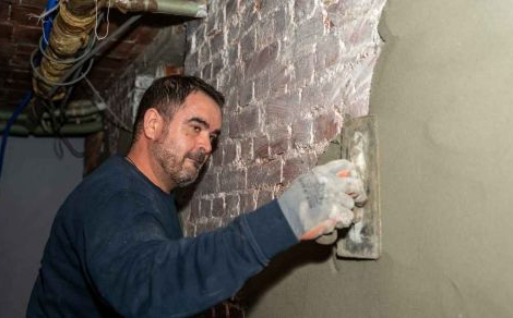Een vochtexpert van Murprotec maakt een kelder waterdicht