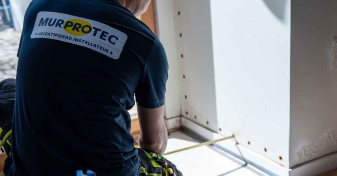 Een vochtexpert van Murprotec injecteert de binnenmuur tegen opstijgend vocht 