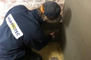 Un collaborateur de Murprotec procède à l’étanchement de la cave au moyen d’un cuvelage