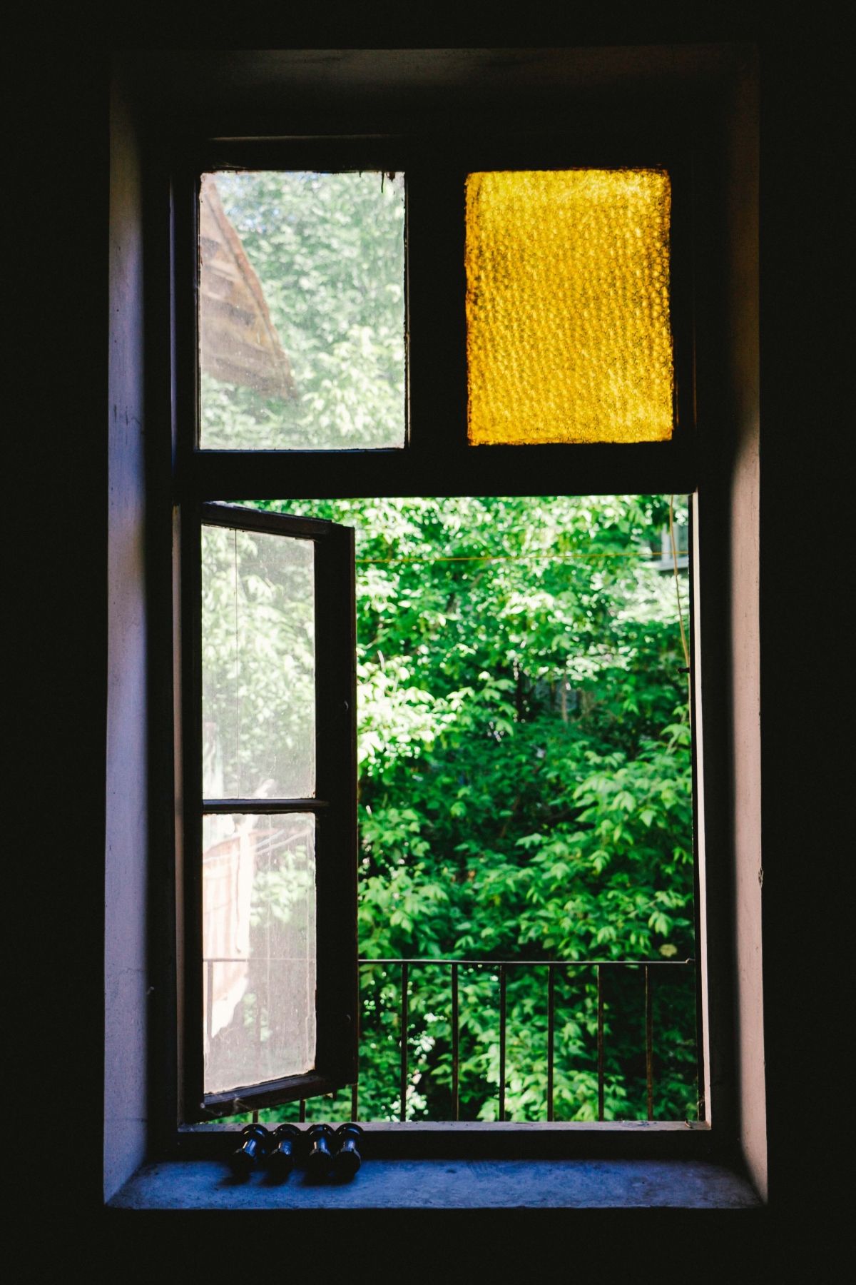 Open raam in huis 