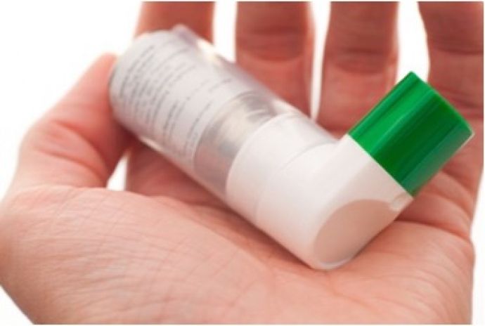 Hand met medicatie tegen astma