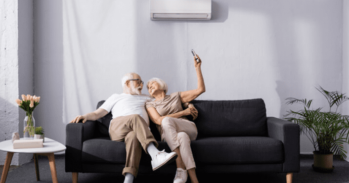 Un couple dans le canapé