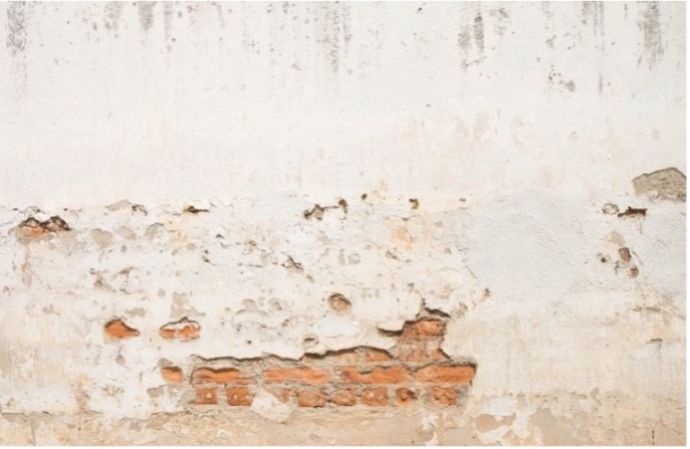 Taches de salpêtre sur le mur gravement touché