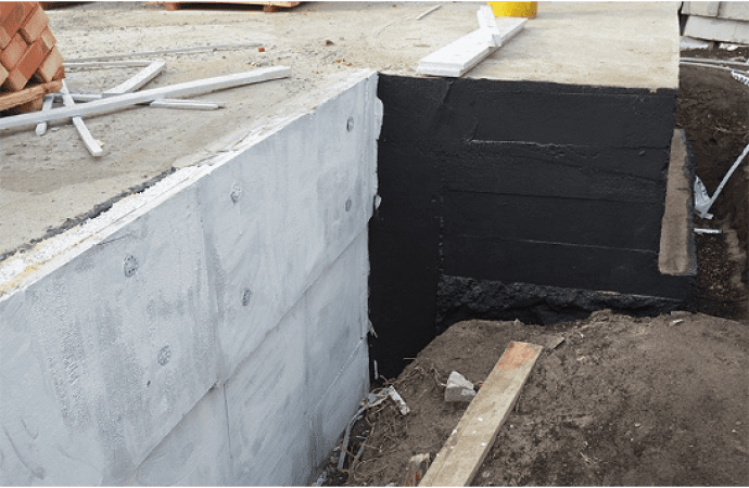 Il est essentiel de faire contrôler les fondations de votre maison afin d’éviter l’humidité sur vos murs. 