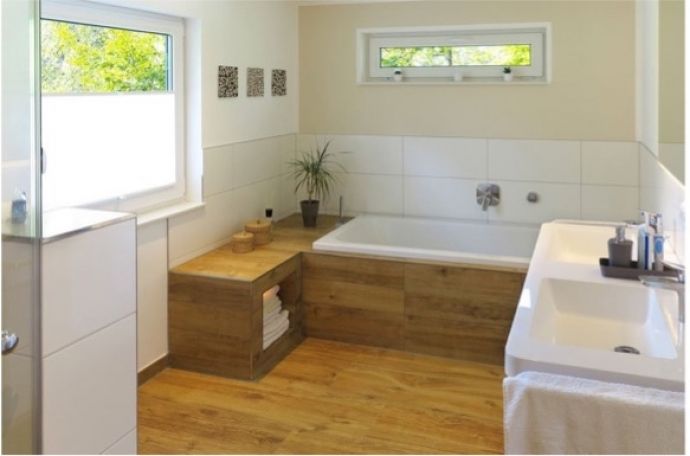 Gouttes d’eau au bas d’une armoire dans une salle de bain humide
