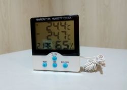 Un hygromètre mesure l'humidité dans la maison 