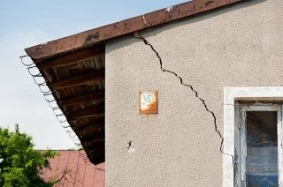 Een vochtige slaapkamer door het toedoen van doorslaand vocht. 