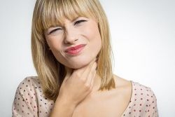 Vrouw heeft keelpijn door het inademen van schimmeldeeltjes 