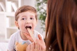 Un enfant examiné par un médecin suite à des problèmes de santé causés par la présence de moisissure dans la maison 