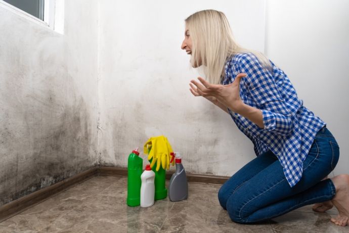 Une femme tente désespérément d’étancher son mur.