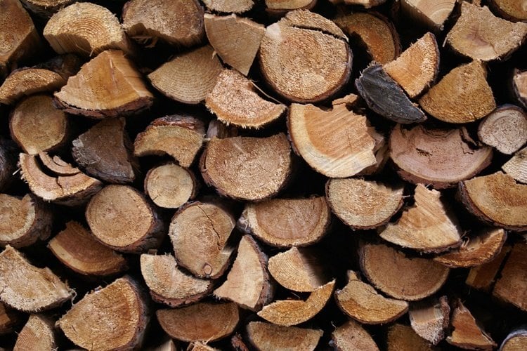 Pour se débarrasser de la mérule, il faut penser à stocker le bois dans un endroit sec et aéré.