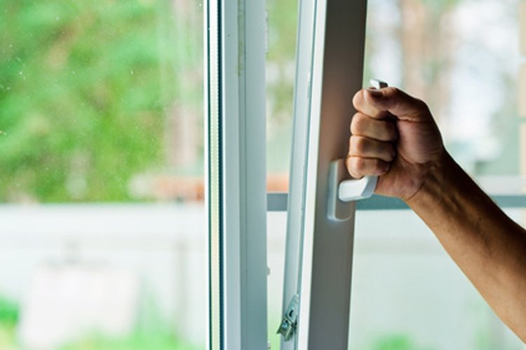 Pour chasser l’humidité de votre salle de bain, ouvrez régulièrement votre fenêtre