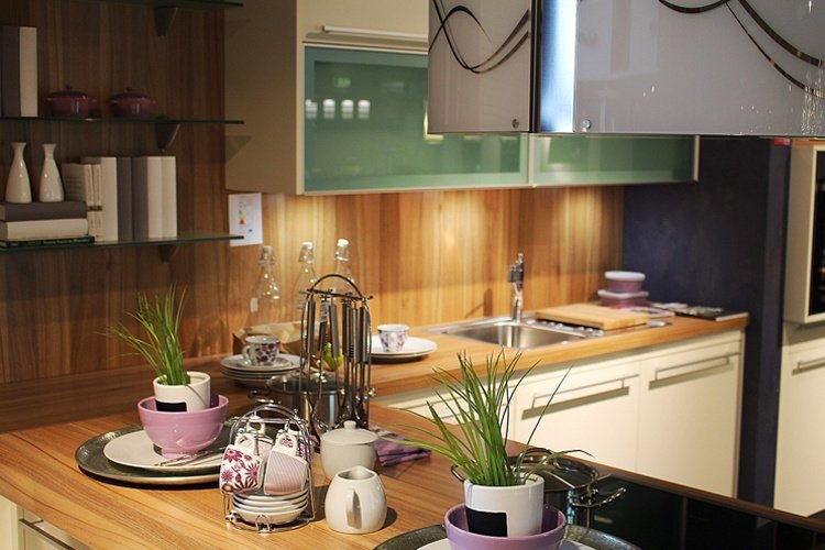 Évacuer l’humidité de votre cuisine via une hotte pendant et après la préparation de vos plats vous permettra d’éviter des traces de condensation.