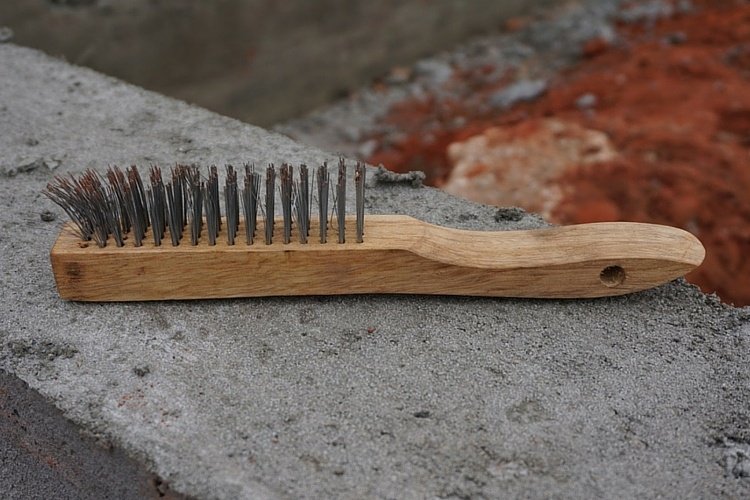 Une brosse humide et de l’eau de javel peuvent vous aider à nettoyer le salpêtre.