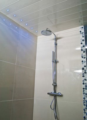 Een badkamer renoveren : lichte betegeling